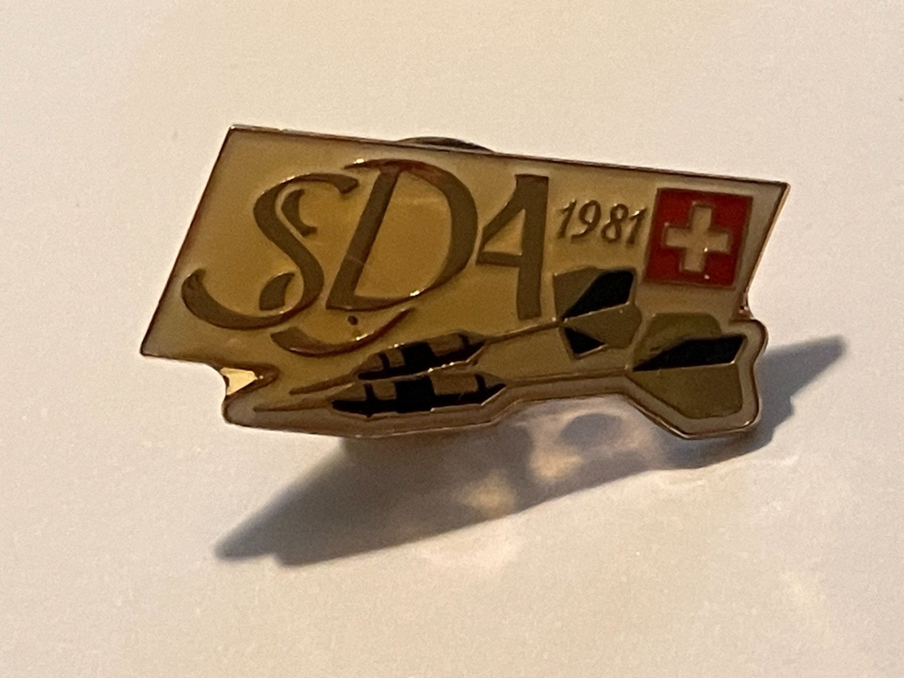 Placchette & Badge: 1 Pin SDA 1981 Darts – Usato da Basel venduto da djwwpp