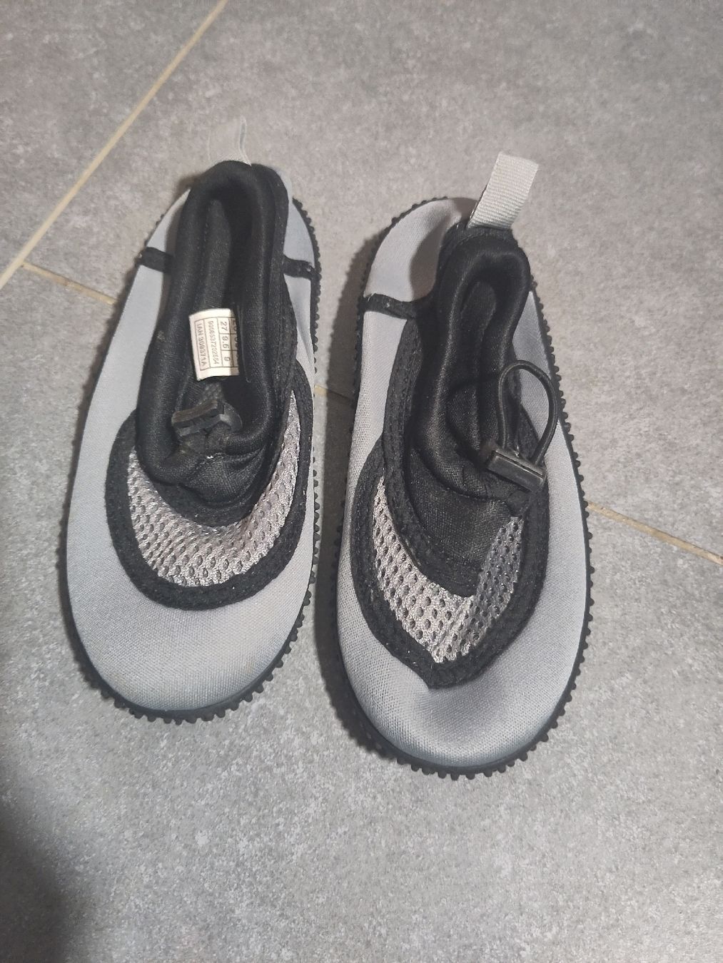 Scarpe per ragazzi: Badeschuhe Grösse 27 – Usato da Dettighofen Lengw. venduto da mai_75wt