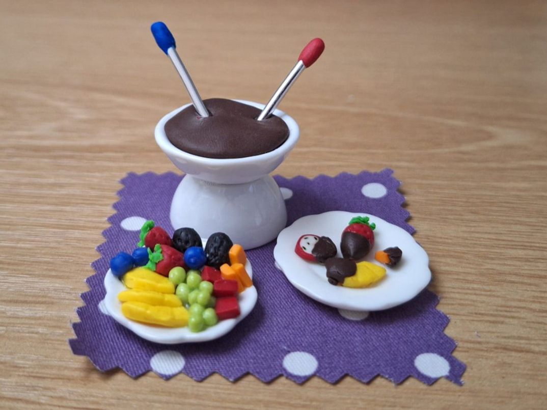 Case e mobili per bambole: Handmade Schoggi Fondue Set – Nuovo (secondo la descrizione) da Zürich venduto da HandmadeTinyFood 2