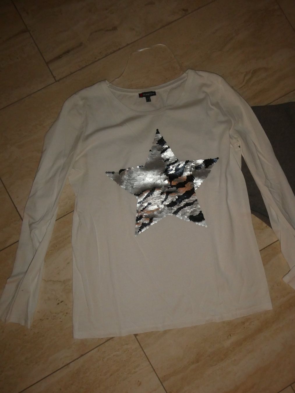 Lotti di vestiti: Weisses Shirt mit Stern & grauer Strickpullover – Usato da Mels venduto da KOSL 1