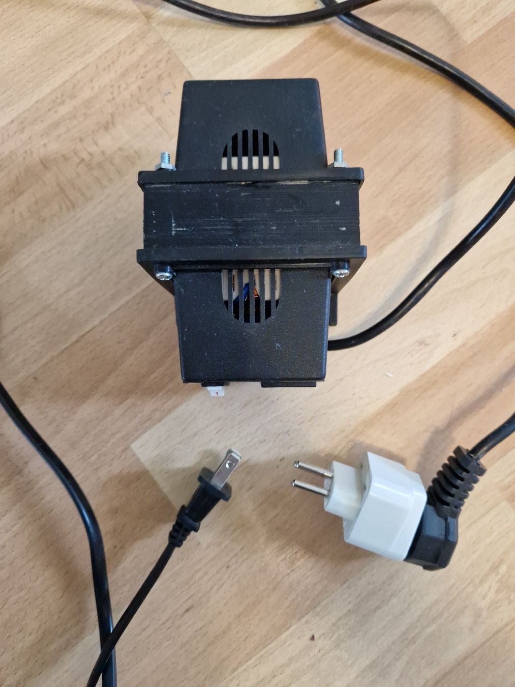 Convertitori: 220V 110V Adapter Spannungswandler – Usato da Zürich venduto da Arianco 1