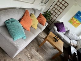 Sofa mit Kissen und Beistelltisch aus Holz gebraucht