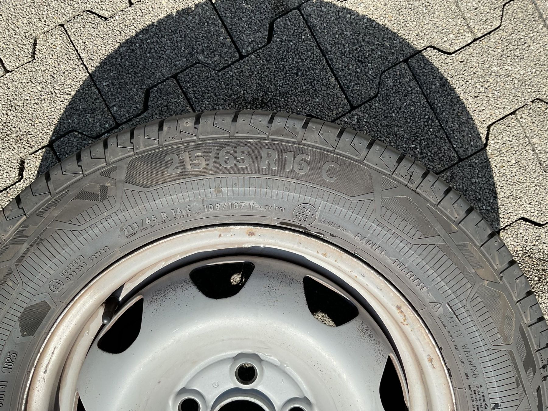 Continental Pneus & Roues: VW T5 Stahlfelgen mit neuwertigen Pneus – D'occasion à Kaltbrunn par KEPE_57 4