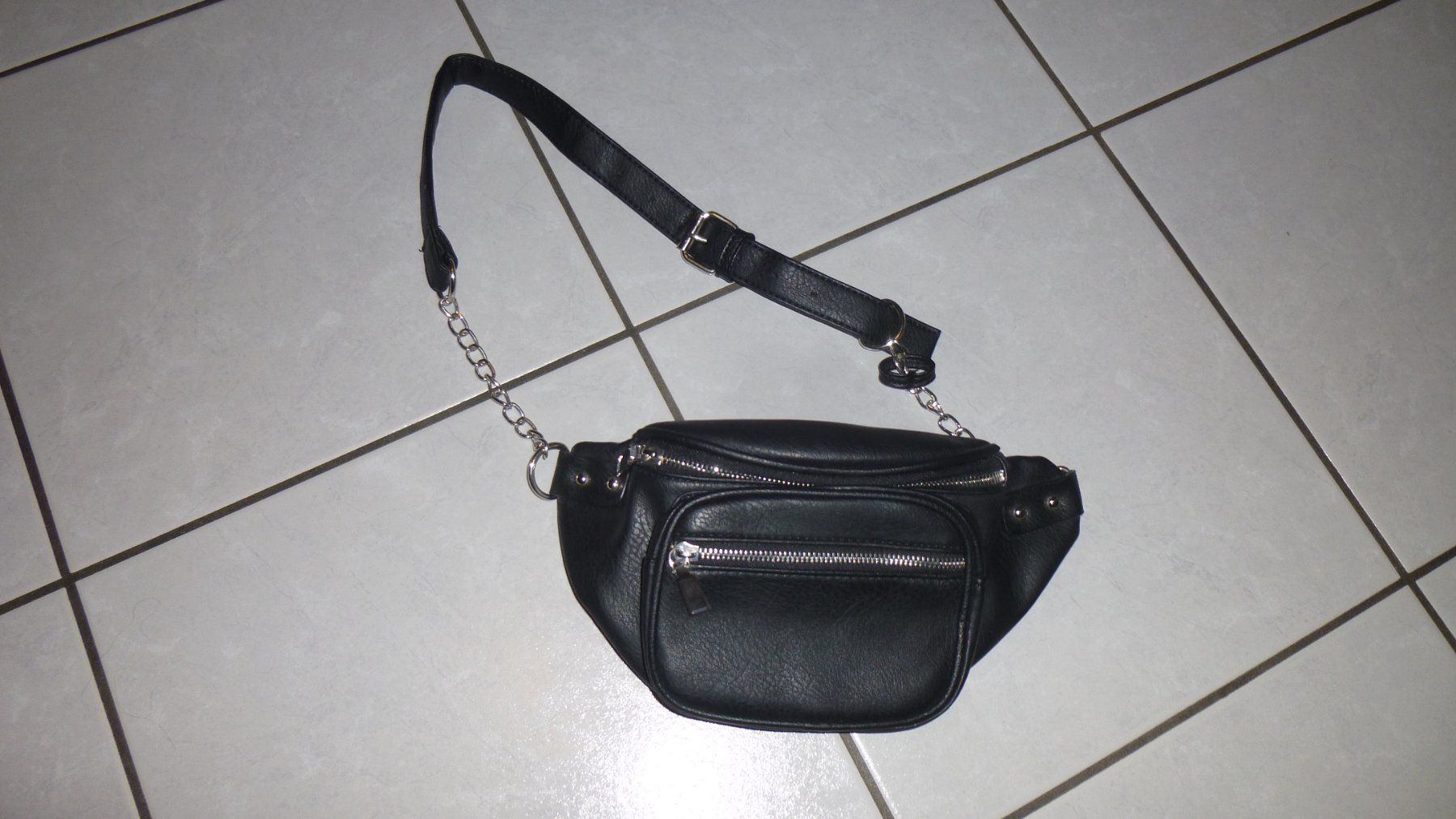 Borse da donna: Bauchtasche schwarz, Lederimitat, mit 2 Reissverschlüssen – Usato da Triengen venduto da misterpicknicker