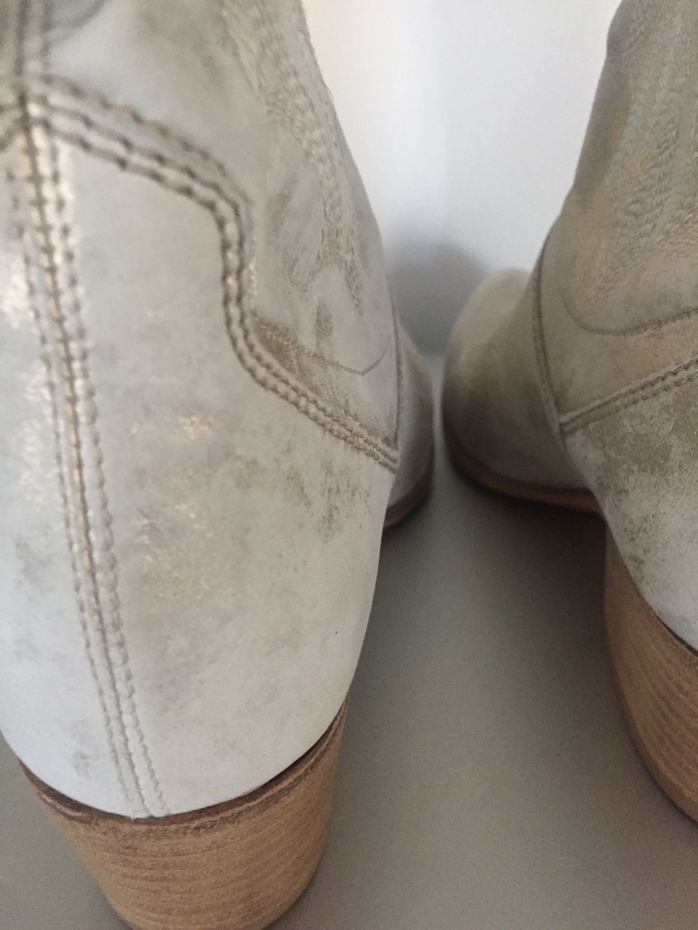 Vic Matié Chaussures femmes: bottines Vic cuir blanc gris – D'occasion à Delémont par Kiki75 1