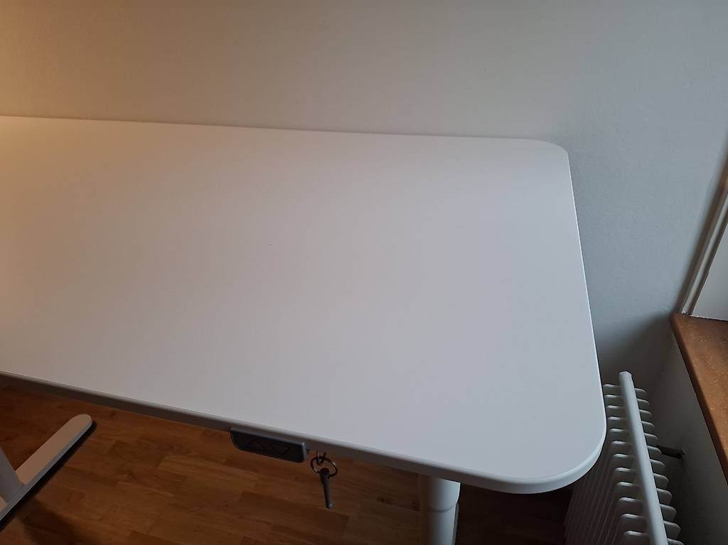 Schreibtische: Adjustable (electric) Desk  – Gebraucht aus Winterthur von akinika 3