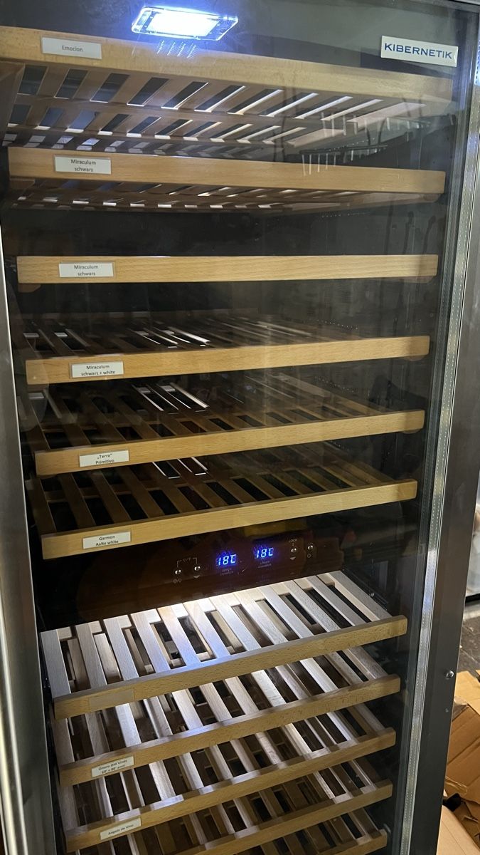 Frigoriferi: Kibernetik Weinkühlschrank – Usato da Kilchberg ZH venduto da wen_8mrk 2