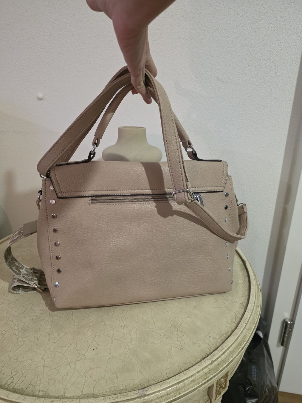 Borse da donna: Beige Handbag with Studs and Patterned Shoulder Strap – Usato da Brüttisellen venduto da par_8zbj 2