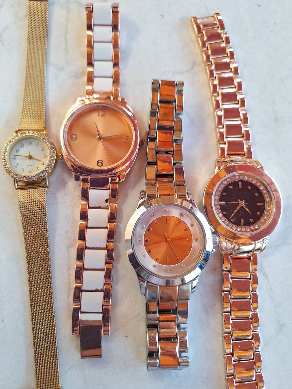 Orologi: 4 STK MODEUHREN ARMBANDUHR - DAMEN – Usato da Huttwil venduto da Kunterbuntli