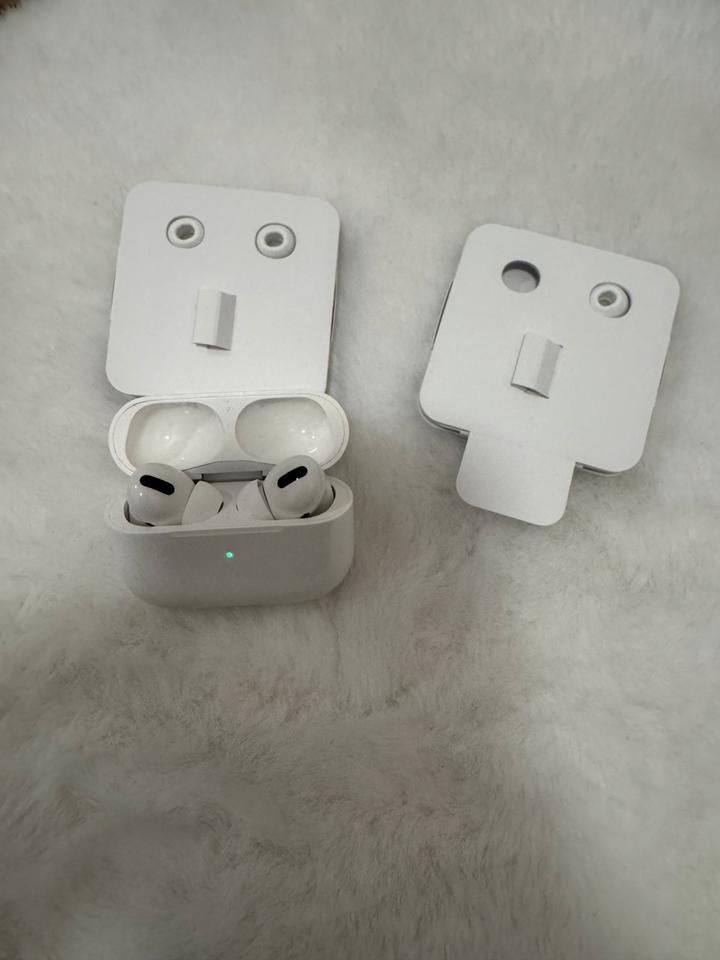 Apple Cuffie: AirPods Pro inkl. Verpackung – Usato da Watt venduto da emak9