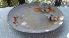 Schöner Blechteller mit Schmetterlingen für Dekor Garten