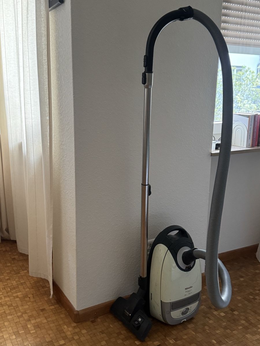 Miele Aspirapolveri & Accessori: Miele S5 EcoLine Green Vacuum Cleaner – Usato da Basel venduto da Heyyelen