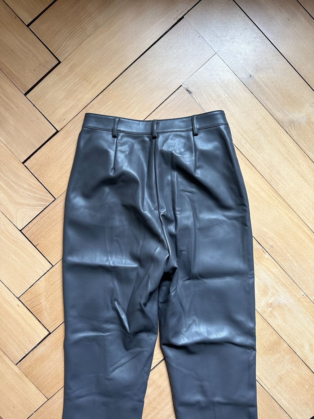 Sisley Pantalons: SISLEY - Kunstleder Hose grau 34 – D'occasion à Zürich par Diazaio 2