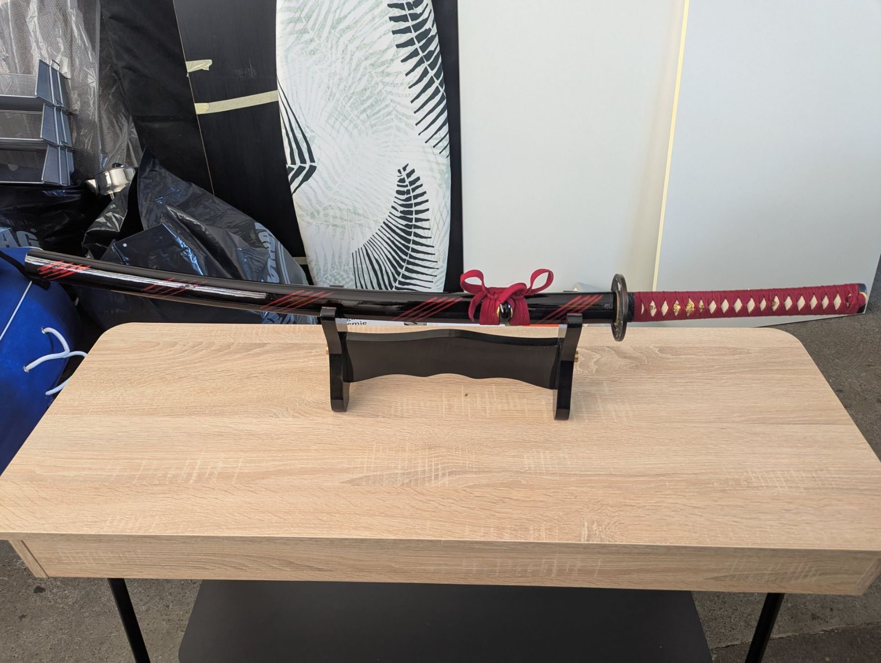 Arte internazionale: Dekoratives Katana mit Ständer – Usato da Othmarsingen venduto da Pascal.Ha 1