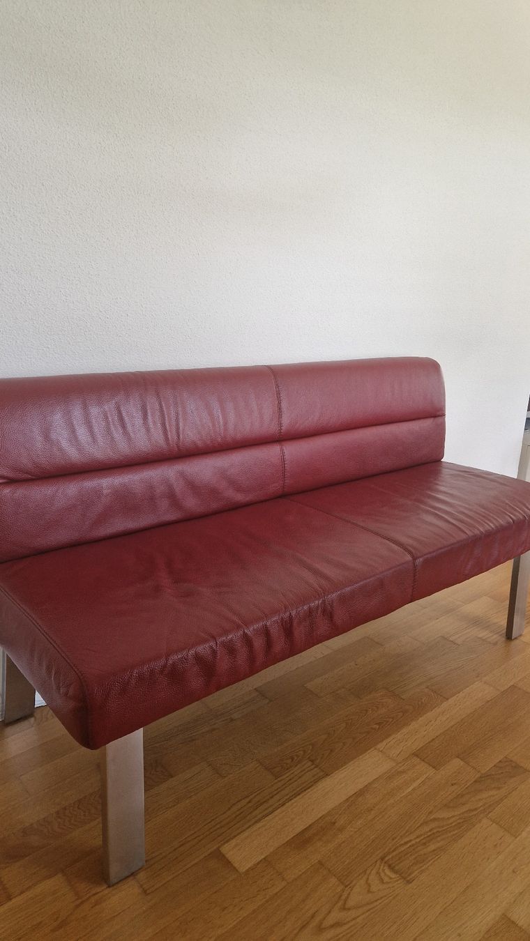 Chaises: Leder Sitzbank und Stühle – D'occasion à Sisseln AG par Andreas.Wa