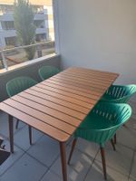 Balkontisch mit vier Stühlen