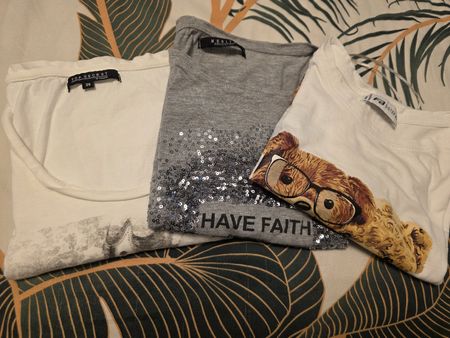 Drei T-shirts Gr. xs/s