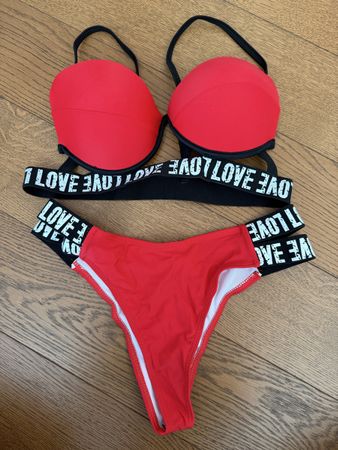 Roter Bikini mit LOVE-Print, Grösse M, Top Zustand!