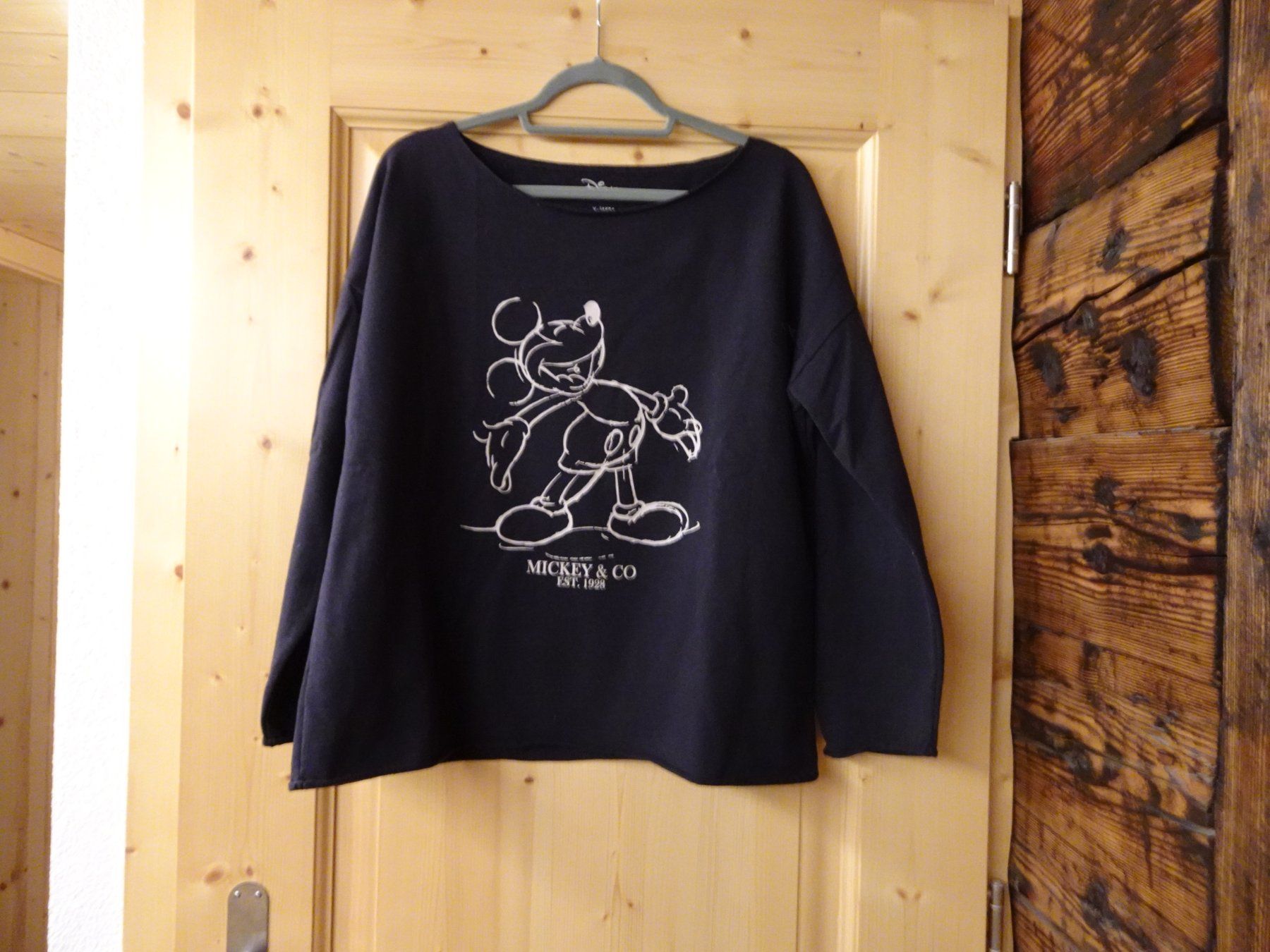 Maglioni & Felpe: Schwarzer Pulli von Juvia mit Mickey Mouse Gr. XL - 42686 – Usato da Küssnacht am Rigi venduto da Good4Deckeli