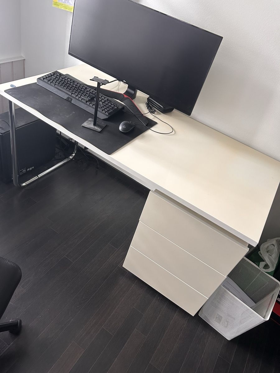 Livique Bureaux: Schreibtisch Livique – D'occasion à Roggwil BE par Thugsterio