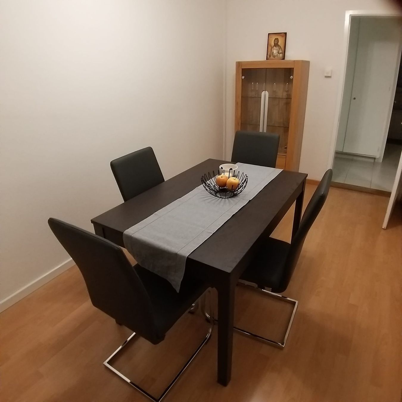 Tische: Set aus 4 Stühlen und Tisch – Gebraucht aus Dietikon von ste_8lfc