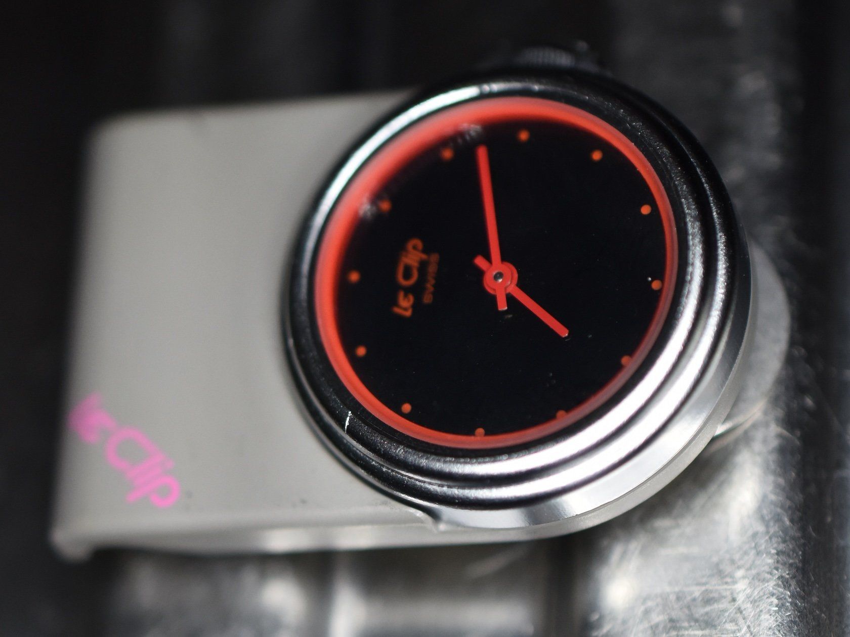 Orologi: LeClip, Die Anklemmuhr, schwarz rot grau, Std Min – Usato da Emmen venduto da renerich 2