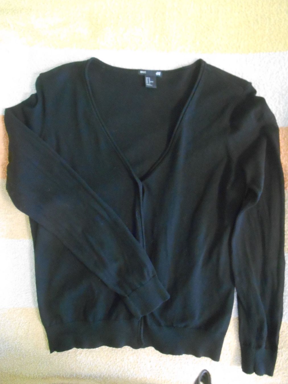 H&M Giacche: Strickjacke schwarz mit V-Ausschnitt Gr. M – Nuovo (secondo la descrizione) da Nussbaumen AG venduto da MollyBI-20