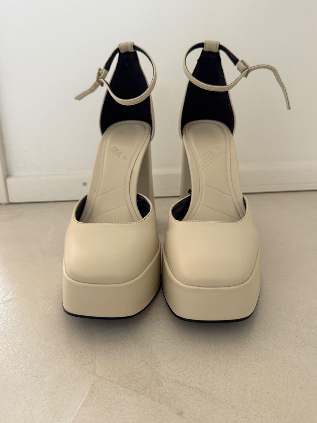 Zara Scarpe da donna: Chaussures à talons compensés blanc crème – Usato da giffers venduto da sev_c9x9 1