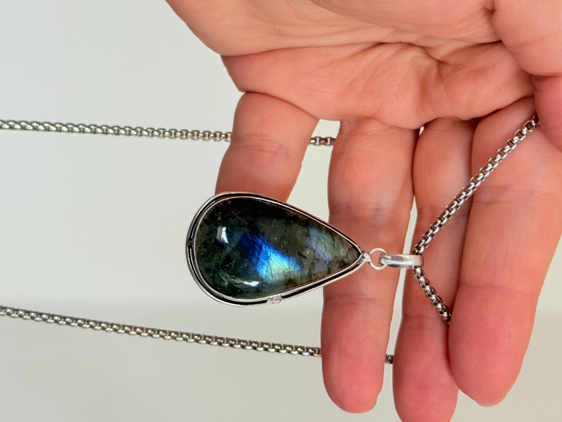 Catenine: Collier avec pendentif labradorite forme goutte – Nuovo e nell'imballaggio originale da Genève venduto da AGBERG 5