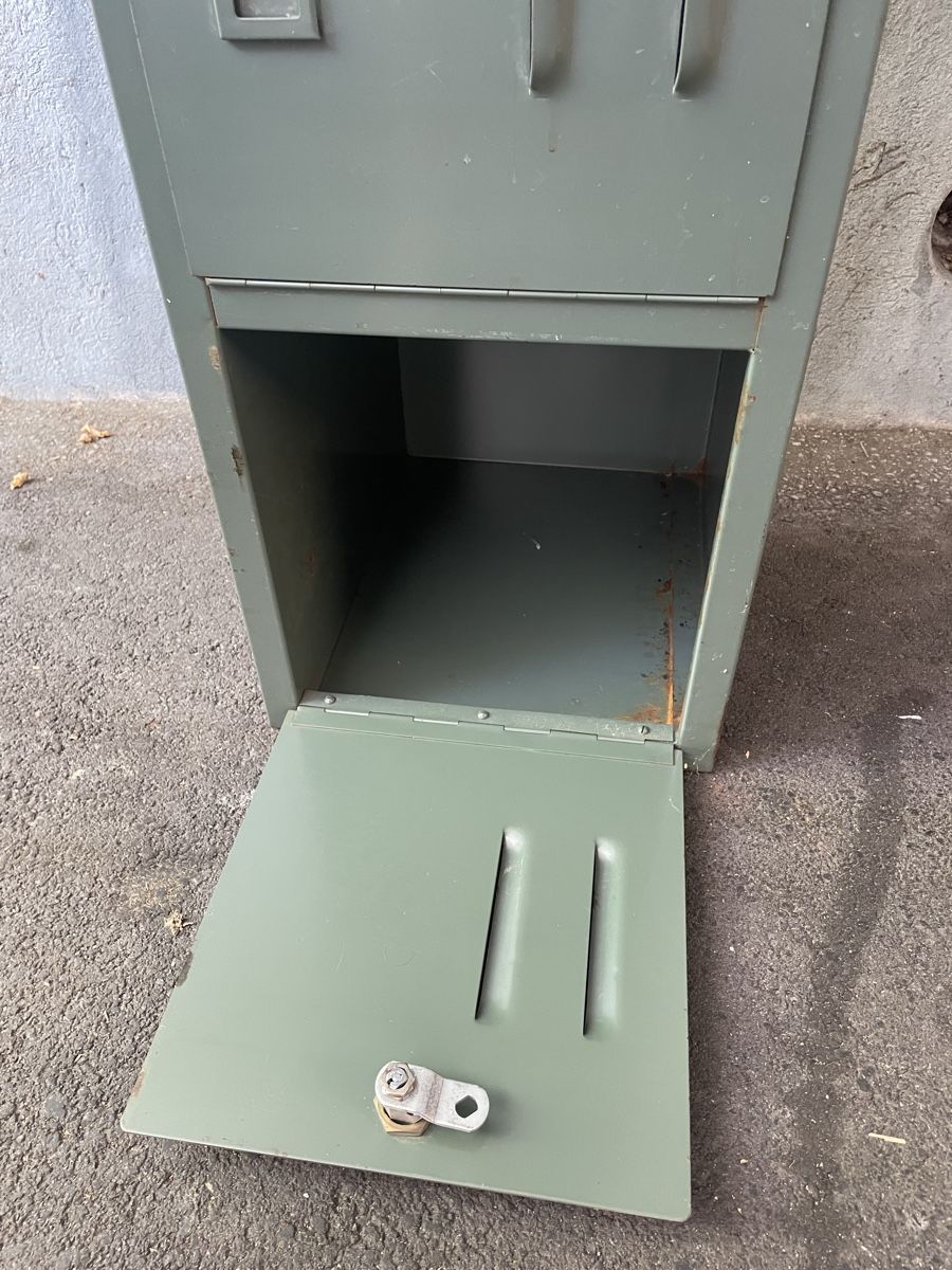 Porte manteau: Metallschrank/Garderobe 3 Fächer Gebraucht – D'occasion à Bern par coca-cola12 3