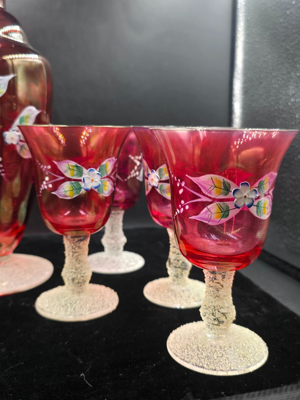 Caraffe: Karaffe aus satiniertem Glas mit Emaille Bemalung – Usato da Rorschacherberg venduto da snOOpydOg11 6
