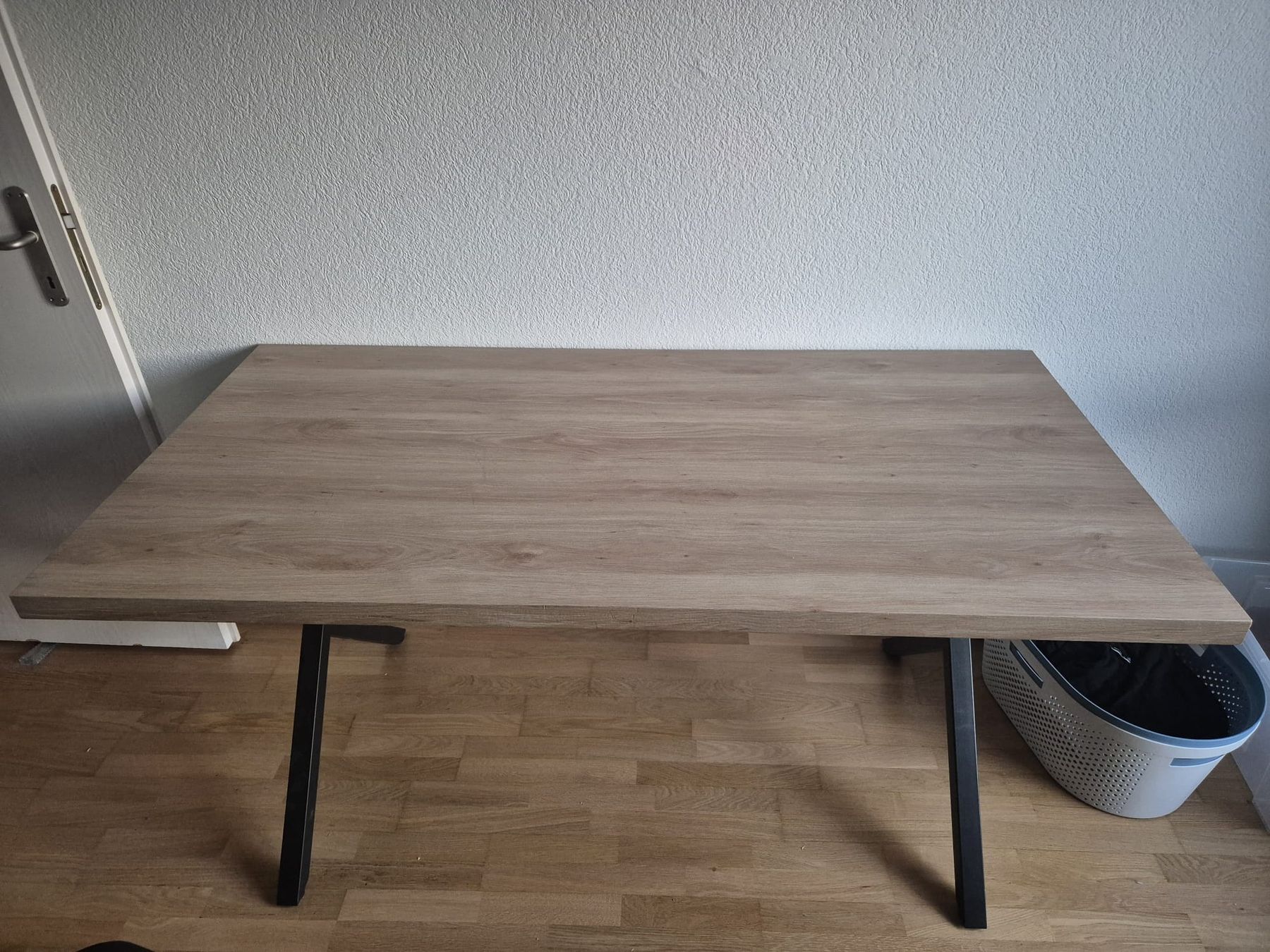 Tische: Tisch mit Metallbeinen – Gebraucht aus Münsingen von jahflow 2
