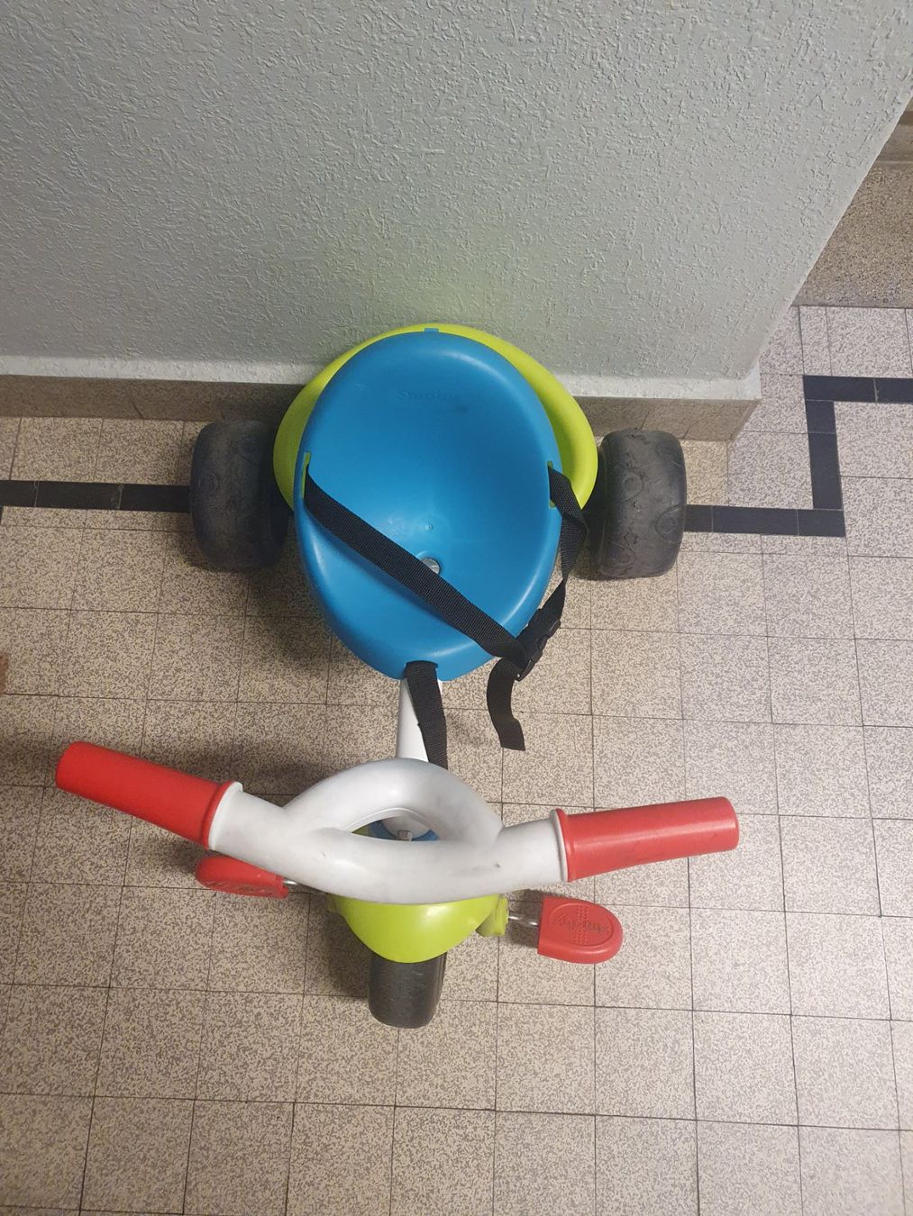 Smoby Fahrzeuge für Kinder: Tricycle Smoby bleu vert rouge bon état – Gebraucht aus Prilly von RoDyRe 1