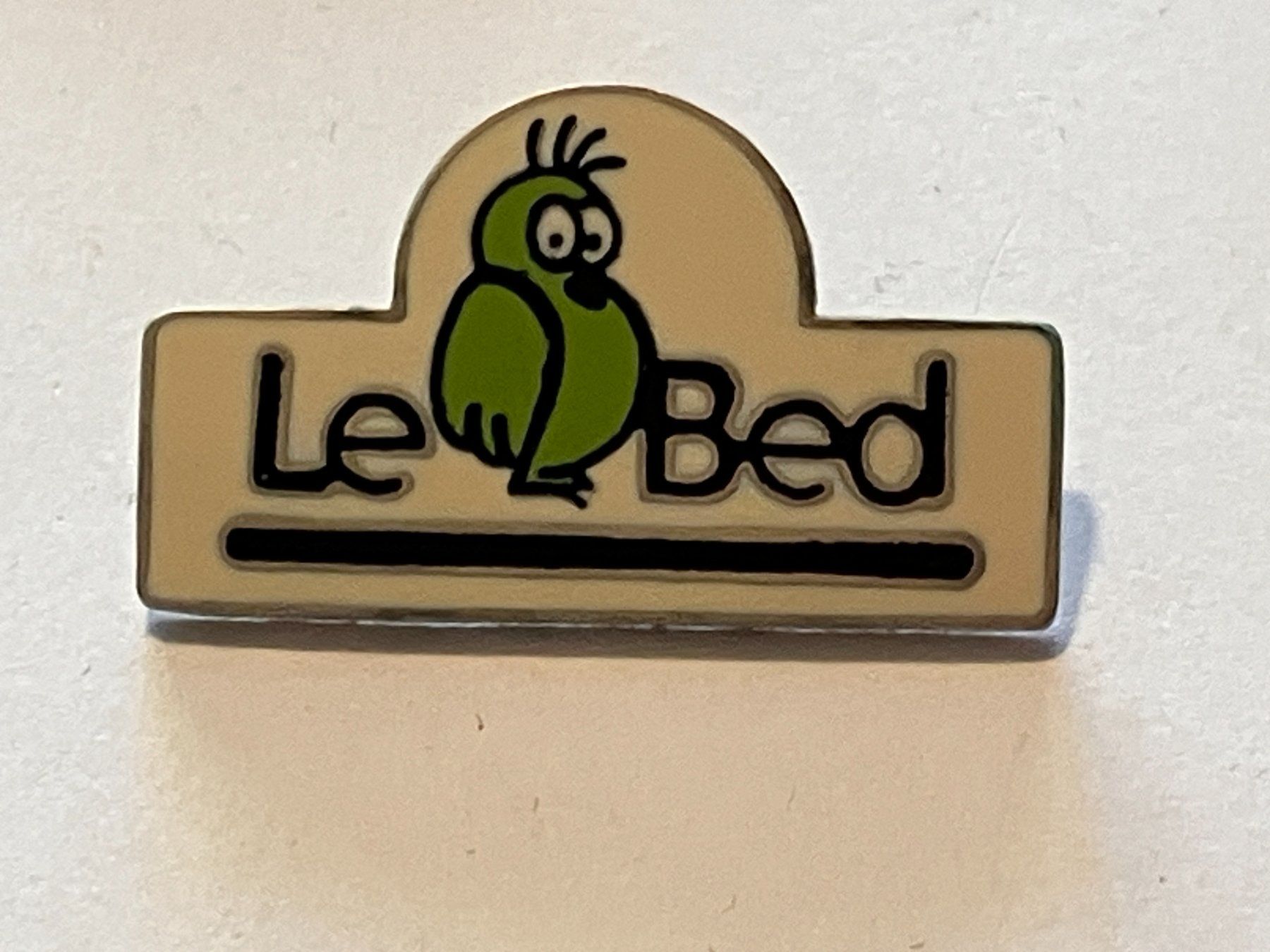Placchette & Badge: 1 Pin Le Bed – Usato da Basel venduto da djwwpp