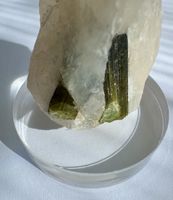 Tourmaline verte sur matrice – Namibie