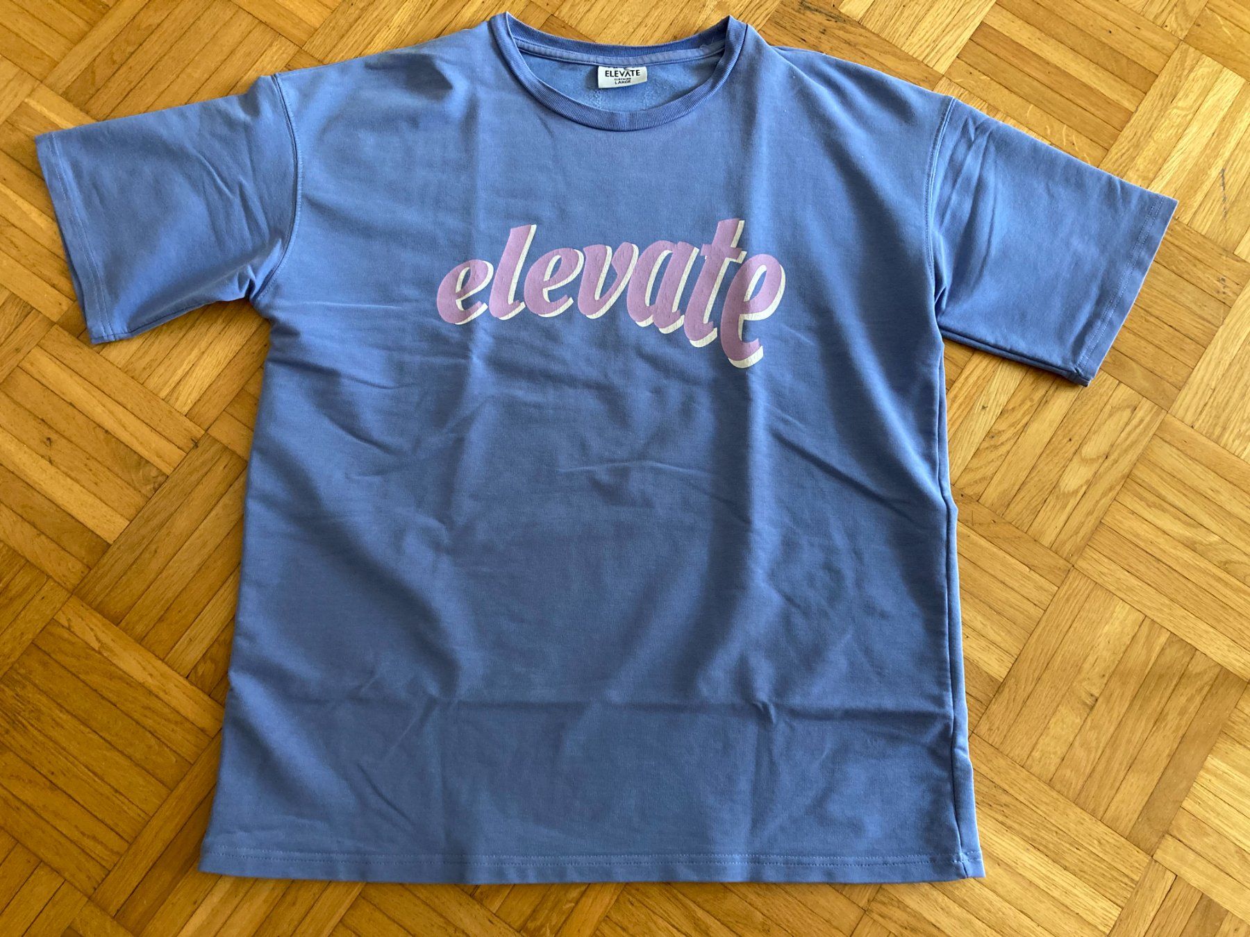 T-shirt: Cooles Sommer T-Shirt "Elevate" – Usato da Obfelden venduto da miau68