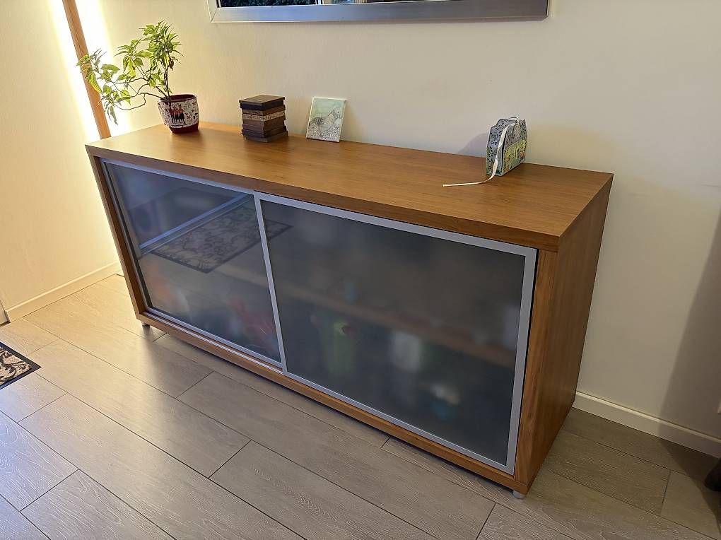 Kommoden: Commode / vaisselier / Sideboard bois noyer et verre – Gebraucht aus Crissier von Joelmessa2