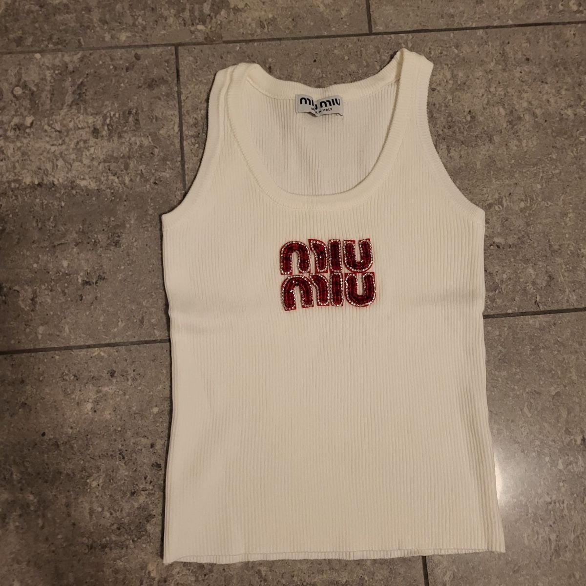 Miu Miu Tops: Miu Miu Tanktop – Neuf (Voir description) à Allschwil par lor_6cgq