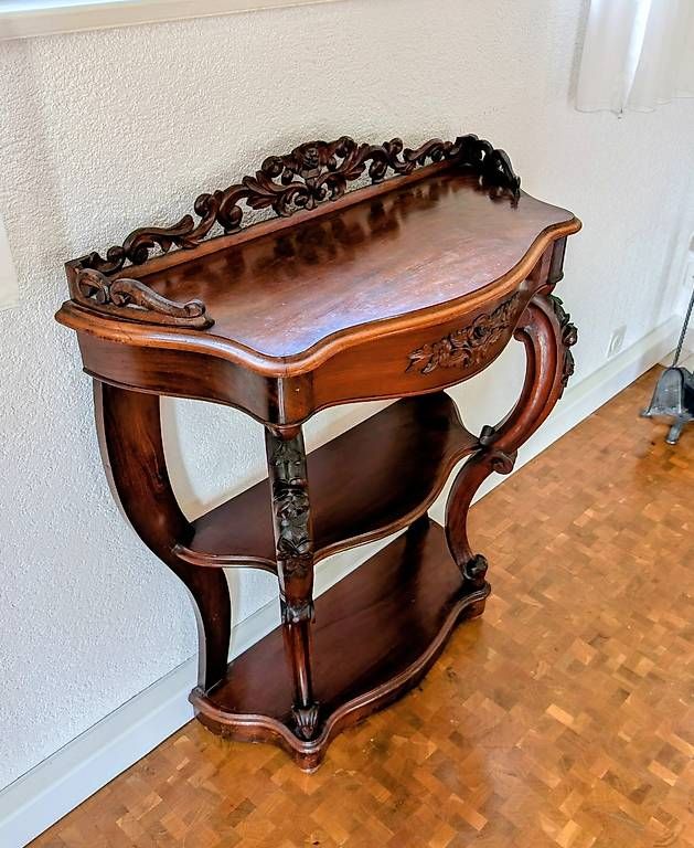 Cassettiere: Superbe console d'entrée ancienne en bois sculpté – Usato da Denges venduto da jon_6ccw