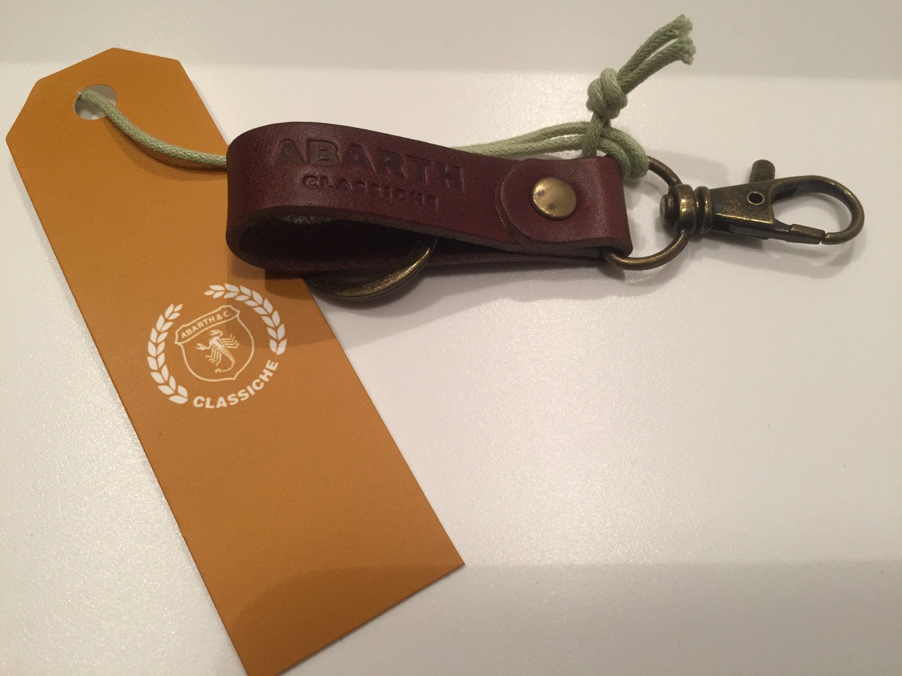 Abarth Schlüsselanhänger & - bänder: Abarth Classiche Klassik Leder Schlüsselanhänger – Neu und originalverpackt aus Goldach von SSRConzept