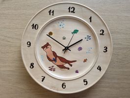 Handgestaltete "Fischotter" Wand-Holzuhr mit Quarz-Uhrwerk