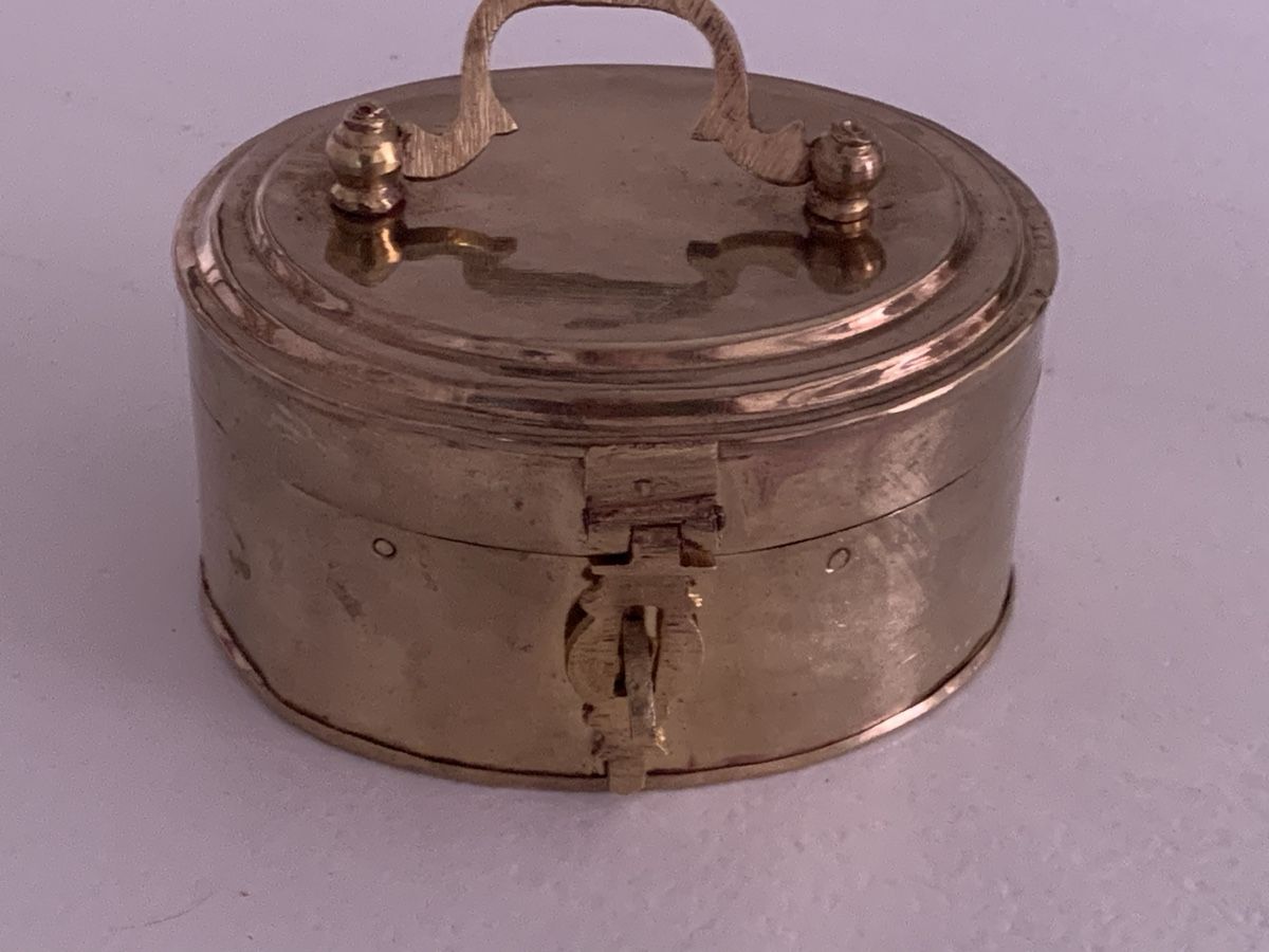 Barattoli: Kleine Schmuckdose aus Messing oval mit Deckelgriff – Usato da Nunningen venduto da silvermoon68 1