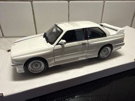 BMW M3 (E30) 1988 1/24 weiss NEU/OVP