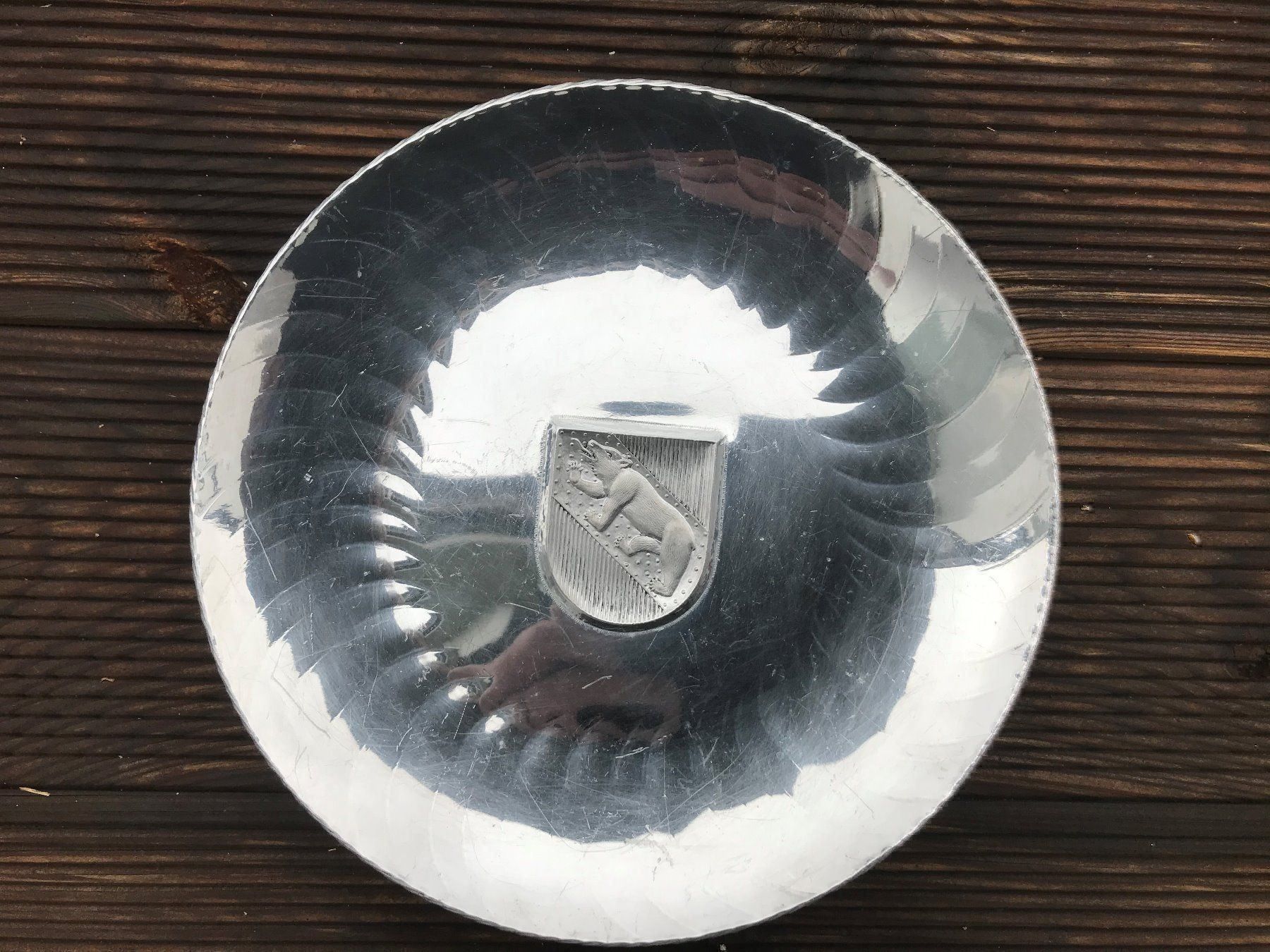 Sonstige Antiquitäten & Kunst: Aluminium Wandteller mit Berner Wappen SIGG – Gebraucht aus Salmsach von Fxwg