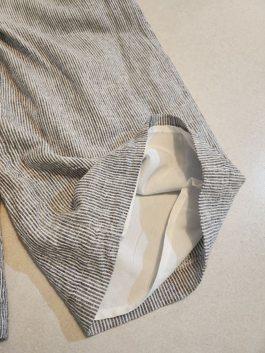 Hollister Pantaloni: HOLLISTER Hose, hellgrau, M – Usato da Cham venduto da pichurrita 1