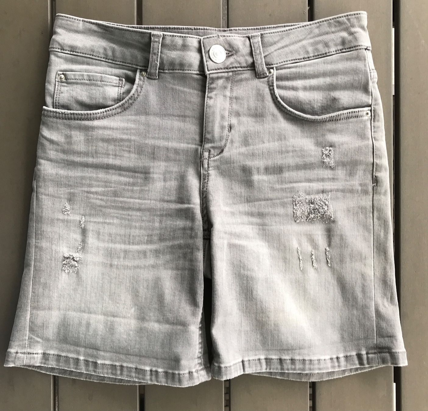 Hallhuber Pantaloni: Hallhuber Shorts Jeansshorts hellgrau, Grösse 36 – Usato da Ebnat-Kappel venduto da Molton 1