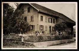 Foto-AK Boswil, Wohnhaus mit Familie im Garten