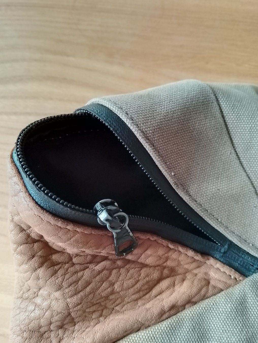 Zaini: Super Schweizer Rucksack Kalbsleder Stoff Reissverschl. def. – Difettoso da Luzern venduto da Seri4 6