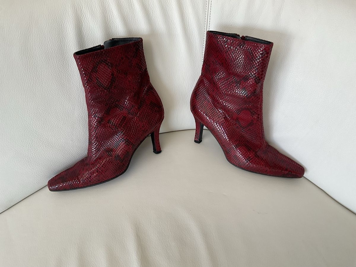 Stuart Weitzman Damenschuhe: Stuart Weitzman Stiefeletten rot in Grösse 38 – Gebraucht aus Mariastein von u_n_6s5w