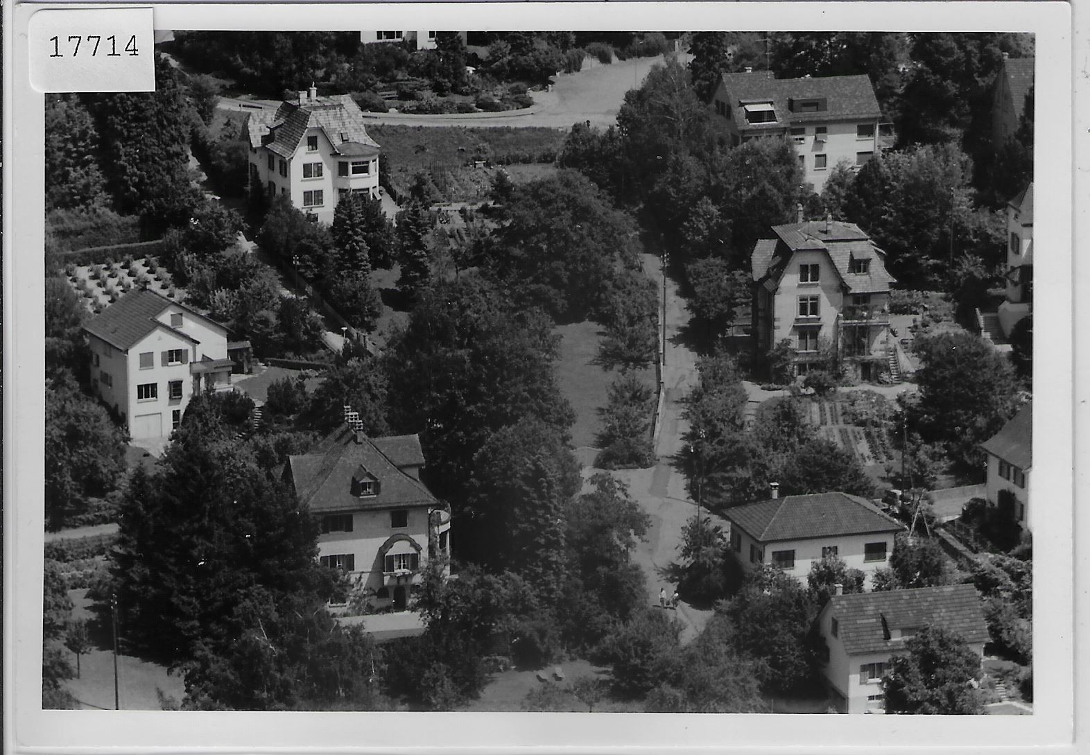 Cartoline postali: Flugaufnahme Erlenbach ZH - Lerchenstr. – Antico da Ettingen venduto da Kartenplanet